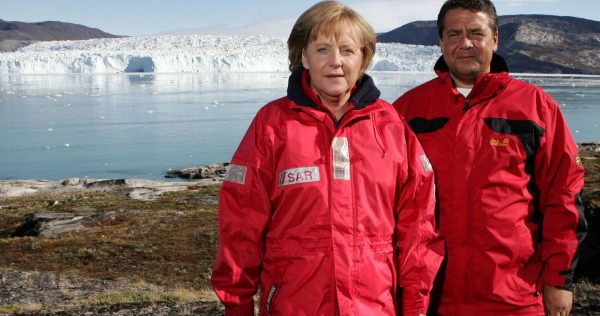 La chancelière Angela Merkel et le ministre de l’Environnement Sigmar Gabriel en 2007 devant les glaciers du Groenland. Crédit photo Michael Kappelerdpa